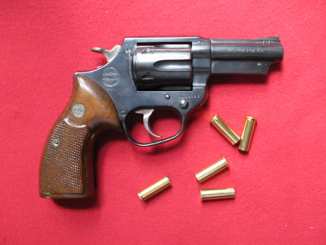 Vendo Astra Police, calibre 357 magnun,con otro tambor de 9mm parabelun,algunos clips,funda de cuero moldeada 01