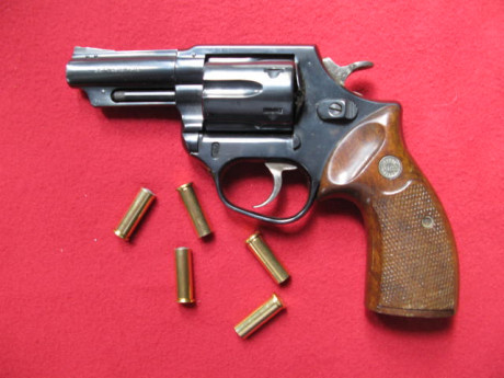 Vendo Astra Police, calibre 357 magnun,con otro tambor de 9mm parabelun,algunos clips,funda de cuero moldeada 00