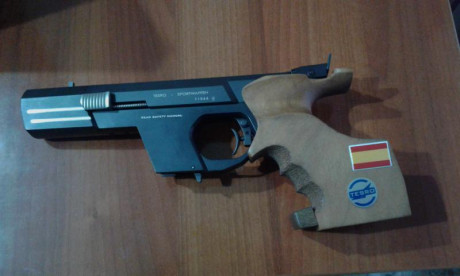 Se vende pistola marca TESRO TS 22 - 2 calibre 22 cacha talla M nueva con dos cargadores maletin original 02