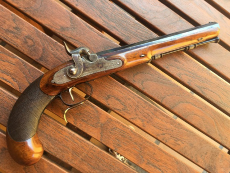Vendo pistola de duelo original en libro coleccionista.
Fabricada por el armero suizo Franz Ulrich (1771-1845).
Firmada 02