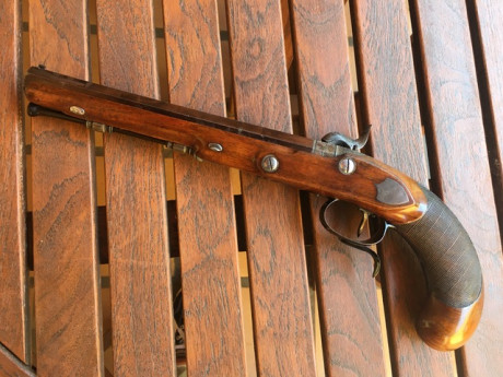 Vendo pistola de duelo original en libro coleccionista.
Fabricada por el armero suizo Franz Ulrich (1771-1845).
Firmada 01