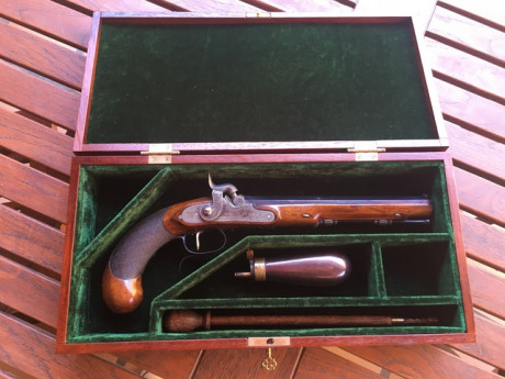 Vendo pistola de duelo original en libro coleccionista.
Fabricada por el armero suizo Franz Ulrich (1771-1845).
Firmada 21