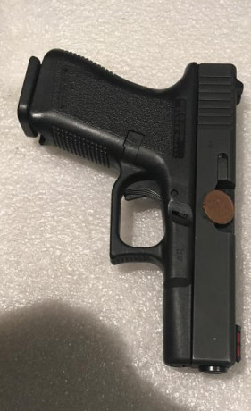 Se vende Glock 19 de las de la segunda generación. Guiada como arma particular A veintipico años....el 00