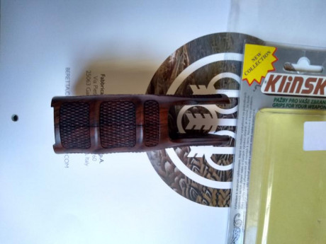 Hola a todos.
VENDO un juego de cachas de nogal para pistola Colt 1911
Están nuevas a estrenar en su embalaje 12