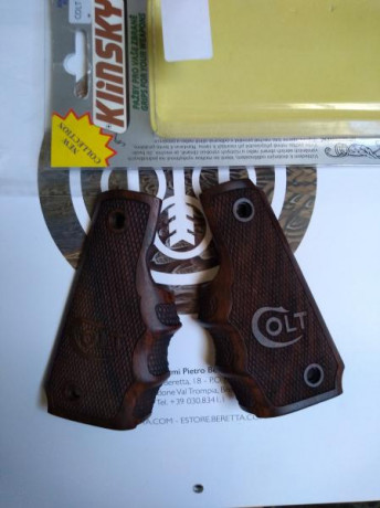 Hola a todos.
VENDO un juego de cachas de nogal para pistola Colt 1911
Están nuevas a estrenar en su embalaje 11