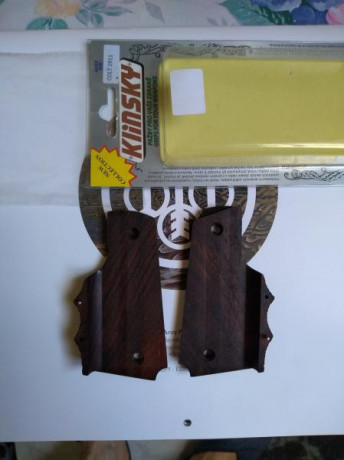 Hola a todos.
VENDO un juego de cachas de nogal para pistola Colt 1911
Están nuevas a estrenar en su embalaje 10