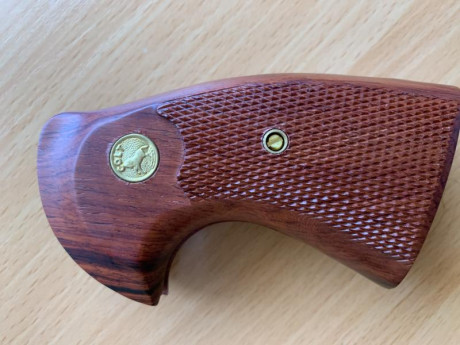 Vendo cachas para Colt Python nuevas sin estrenar. 100€  puestas en casa del comprador    Tlf 652500517. 01