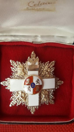 Vendo a  75 euros  cada una medallas militares españolas  realizadas en joyerías . Una gran cruz al mérito 01