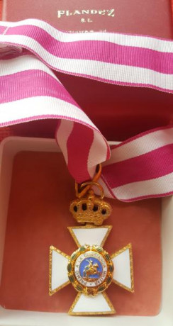 Vendo a  75 euros  cada una medallas militares españolas  realizadas en joyerías . Una gran cruz al mérito 00
