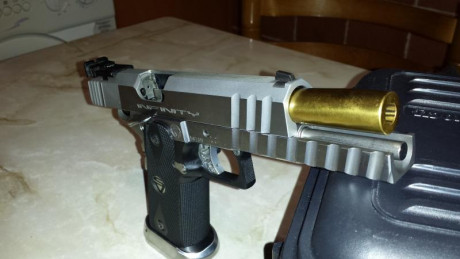 Vendo Infinity SVI . Se incluye dos cargadores de 20 cartuchos  cada uno y una funda funda Super Ghost 01