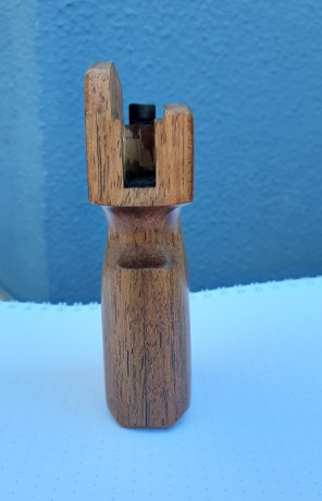 Grip para Leshiy, hecho de madera exótica Cumaru (madera extremadamente dura)
acabado con varias capas 11