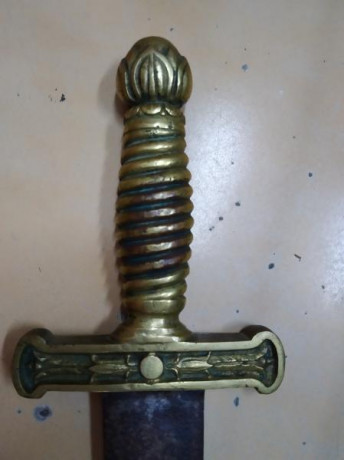 Hola. Para poder vender necesito identificar este machete que mide de hoja 35cm.    Gracias 00