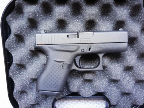 LA PISTOLA MÁS PEQUEÑA FABRICADA POR GLOCK, LIGERISIMA Y COMODA PARA PORTAR OCULTA, Y A SU VEZ EFICAZ 11