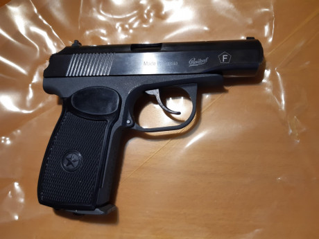 En la página de suministros Ayala veo esta pistola de CO2 que dispara bb´s y plomo esférico. ¿Sería 132