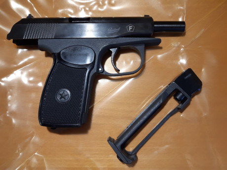 En la página de suministros Ayala veo esta pistola de CO2 que dispara bb´s y plomo esférico. ¿Sería 131