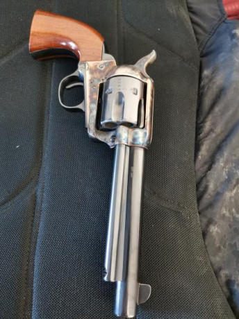 Vendo revolver Uberti en 45LC
Tengo los dais de la marca LEE y muchas vainas 
Tiene el Certificado 

Estoy 00