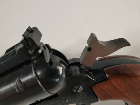 Vendo revolver Flobert ME600 calibre 6 mm. Tiene tambor enterizo (la parte delantera esta hueca). Precio 10