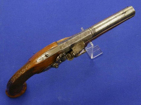Voy a colocar unas fotos de un arma larga alemana de llave de mecha del siglo XVI. 142