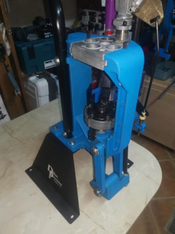 Dillon 650 XL.
En calibre 40S&W.
Sin certificado de homologacion. 
En perfecto estado, sin la base 02