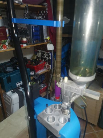 Dillon 650 XL.
En calibre 40S&W.
Sin certificado de homologacion. 
En perfecto estado, sin la base 01