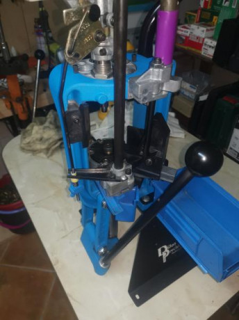 Dillon 650 XL.
En calibre 40S&W.
Sin certificado de homologacion. 
En perfecto estado, sin la base 12