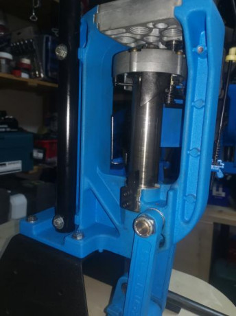 Dillon 650 XL.
En calibre 40S&W.
Sin certificado de homologacion. 
En perfecto estado, sin la base 10