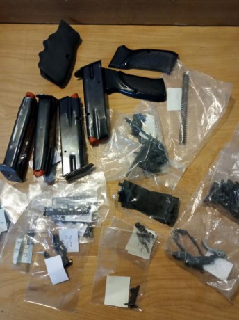 Para CZ75B (creo que son compatibles con CZ75 y con CZ75 Sport II)

Cachas Hogue y cargadores vendidos 00