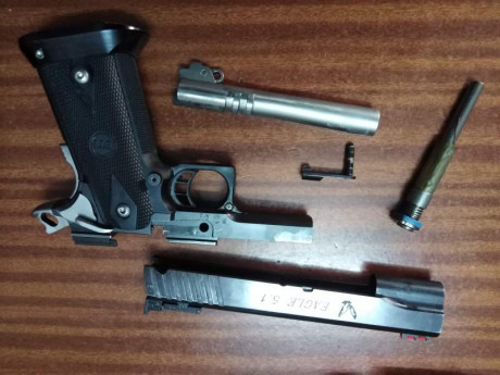Vendo Pistola STI EAGLE 5.1 por no usar calibre 40 S&W.  Entrego con la misma 4 cargadores. El arma 01