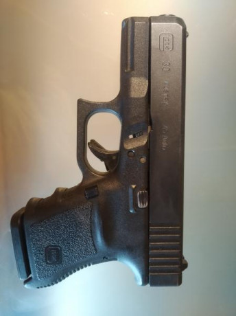 Vendo mi Glock 30 del calibre .45, utilizada como arma de defensa con no más de 100 disparos en galería. 02