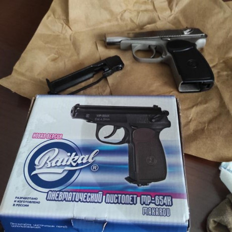 En la página de suministros Ayala veo esta pistola de CO2 que dispara bb´s y plomo esférico. ¿Sería 170