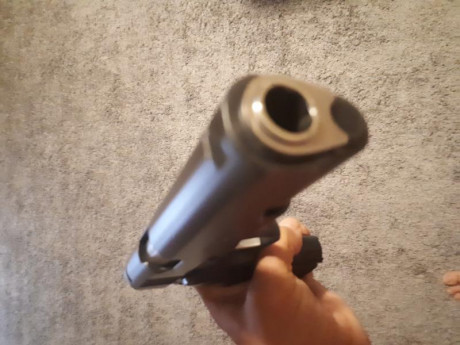 Vendo esta pistola modelo 1911 Remington R1 está en un estado excelente sin marcas ni arañazos equipada 50
