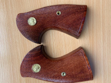 Pongo a la venta estas cachas para Colt Python.Modelo Vintage. Las primeras que Colt montó en el revólver 01