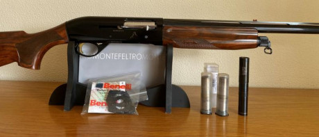 Vendo  escopeta segunda mano   BENELLI “BECACCIA” 
  MONTEFELTRO 
Calibre 12/76.
Semiautomática.
Polichoque.
Viene 01