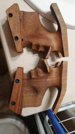 Buenas, vendo dos cachas nuevas para la pistola Match Gun.

Una es de zurdo y otra de diestro. 

Tamaño 00