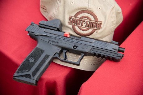 Por ejemplo:
https://www.armas.es/calibre-57x28mm-la-municion-de-fn

5,7 x 28 mm

Prescindiendo del precio, 12