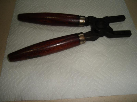 Vendo:
1 tenaza Lyman de mango corto: 37 €
1 tenaza RCBS, mango largo: 47 €
En ambos casos, gastos de 00