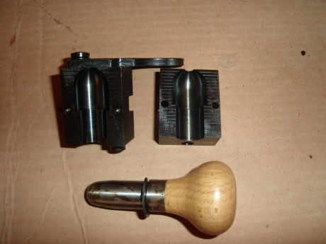 Vendo molde Lyman para bala, 475 greins;  calibre 12.
Nunca usado.
Precio: 77 € con gastos de envio incluidos. 02