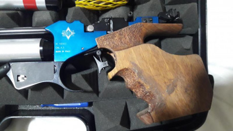 Con disparador electrónico y mecánico, la vendo por no usarla la compré hace un año, la pistola funciona 00