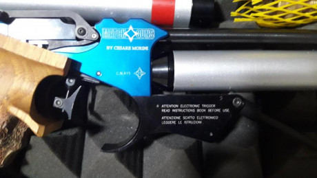 Con disparador electrónico y mecánico, la vendo por no usarla la compré hace un año, la pistola funciona 12