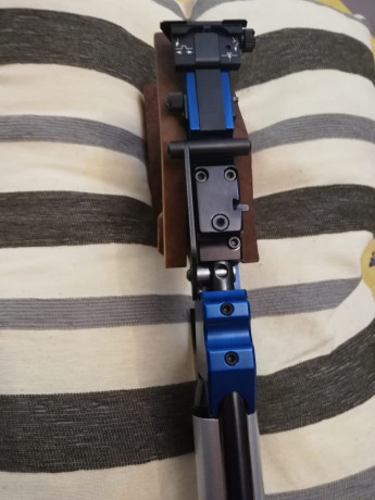 Con disparador electrónico y mecánico, la vendo por no usarla la compré hace un año, la pistola funciona 20