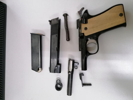 Vendo Pistola Star modelo BKM del calibre 9PB con 2 cargadores. Para guiar en A, B o F. Precio 130€ más 172
