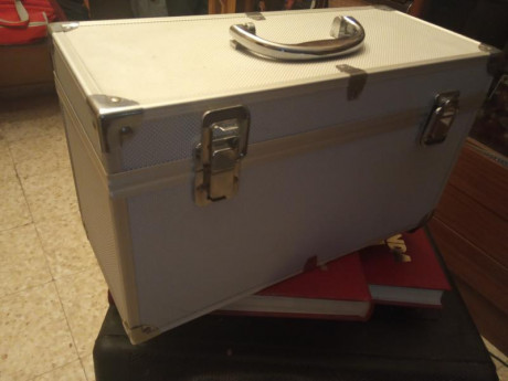 Hola a todos!!
Vendo este precioso y útil maletín de aluminio ideal para transportar un arma corta, munición, 01