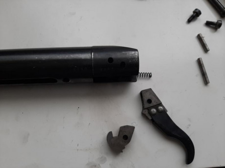 Buenas compañeros, me han regalado dicha carabina, le falta el alza y mira, que estoy ya viendo tiendas 01