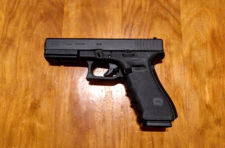 Hola, vendo una Glock G17 gen IV con dos cargadores ( como nueva ), 
módulos ergonómicos para las cachas, 00