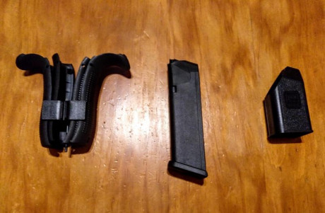 Hola, vendo una Glock G17 gen IV con dos cargadores ( como nueva ), 
módulos ergonómicos para las cachas, 11