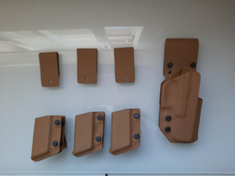 Buenas
Se vende funda kydex y portacargadores, color coyote, para pistola glock 17, poco uso, con adaptadores 00