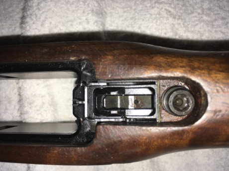 Hola, os comento. Puse el rifle apoyado verticalmente, se resbaló y se partió la madera de la culata y 141