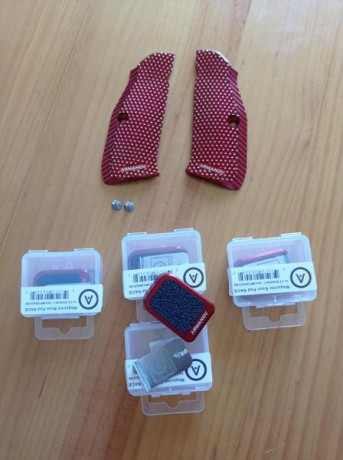 Buenas pongo a la venta estas cachas armanov y tapas de cargador del mismo fabricante, están para estrenar, 02