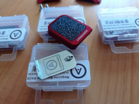 Buenas pongo a la venta estas cachas armanov y tapas de cargador del mismo fabricante, están para estrenar, 01