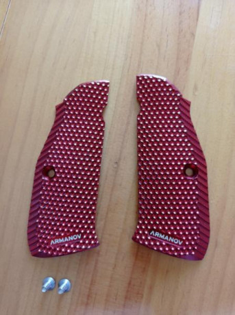 Buenas pongo a la venta estas cachas armanov y tapas de cargador del mismo fabricante, están para estrenar, 00